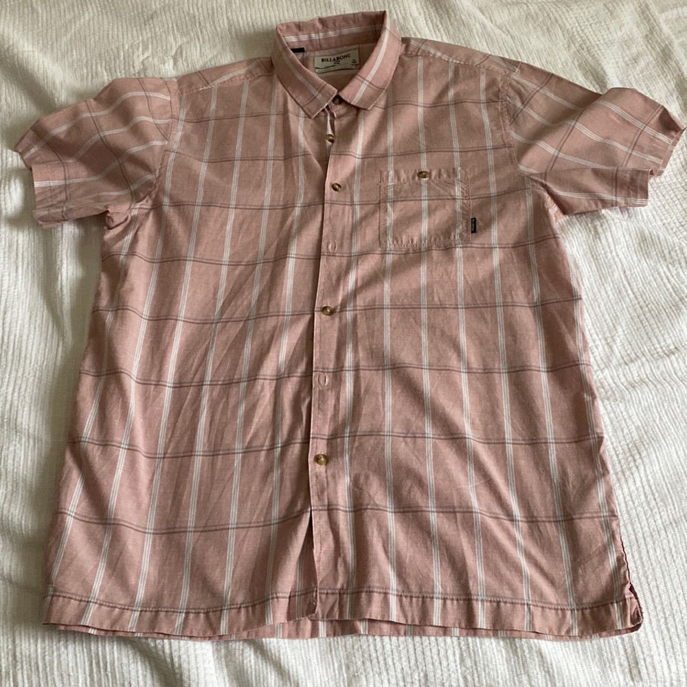 Billabong men’s short sleeve cotton mix button front shirt, size XL in pink